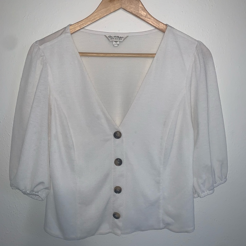Versatile white shirt with buttons